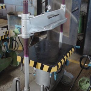 4094 Delport medidas mesa: 500mm x 695mm, diâmetro do pistão 10”