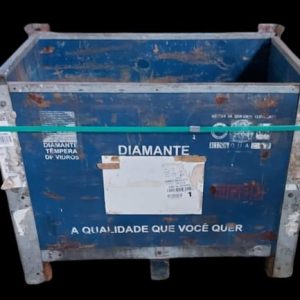 Caixas p/ armazenamento  Dimensões: 900 x 600 x 600mm, base, laterais e reforços em cantoneira, fechamento madeira.