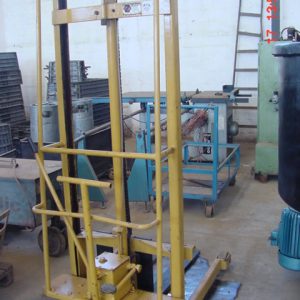 3188 Elevador de carga Zelozo cap. 500 Kg, mod. EV elevação 3.300