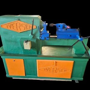 Torno revolver marca Iversen, barramento 800mm, passagem diâmetro 400mm